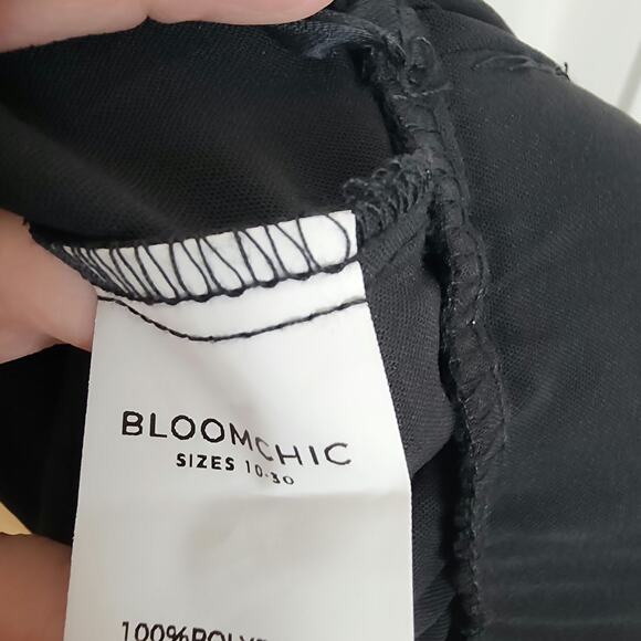 BloomChic Plain Pocket Laser Cut Pants, NWT, Size 26 - Picture 7 of 7